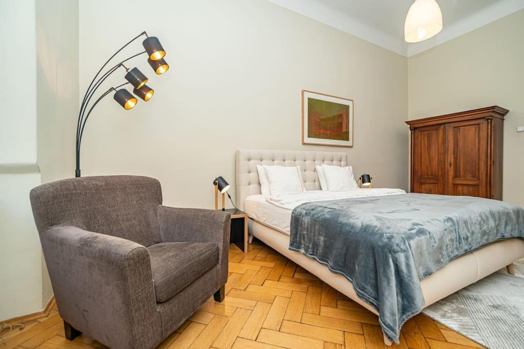 Large And Modern Apartment In The Heart Of Prag Exteriör bild