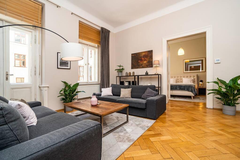 Large And Modern Apartment In The Heart Of Prag Exteriör bild