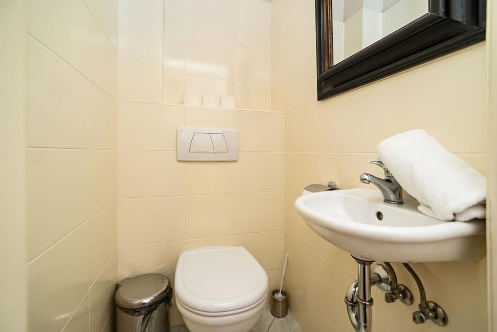 Large And Modern Apartment In The Heart Of Prag Exteriör bild