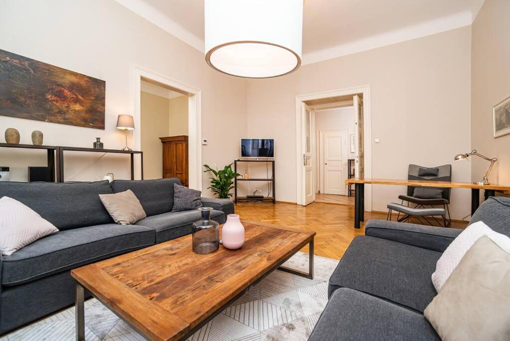 Large And Modern Apartment In The Heart Of Prag Exteriör bild
