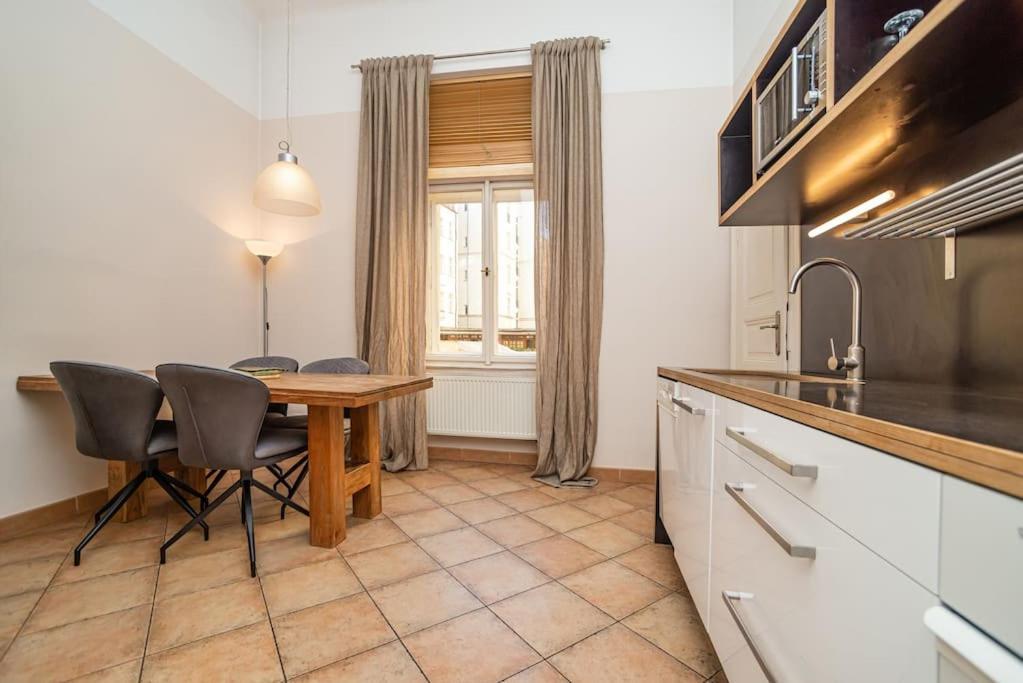 Large And Modern Apartment In The Heart Of Prag Exteriör bild